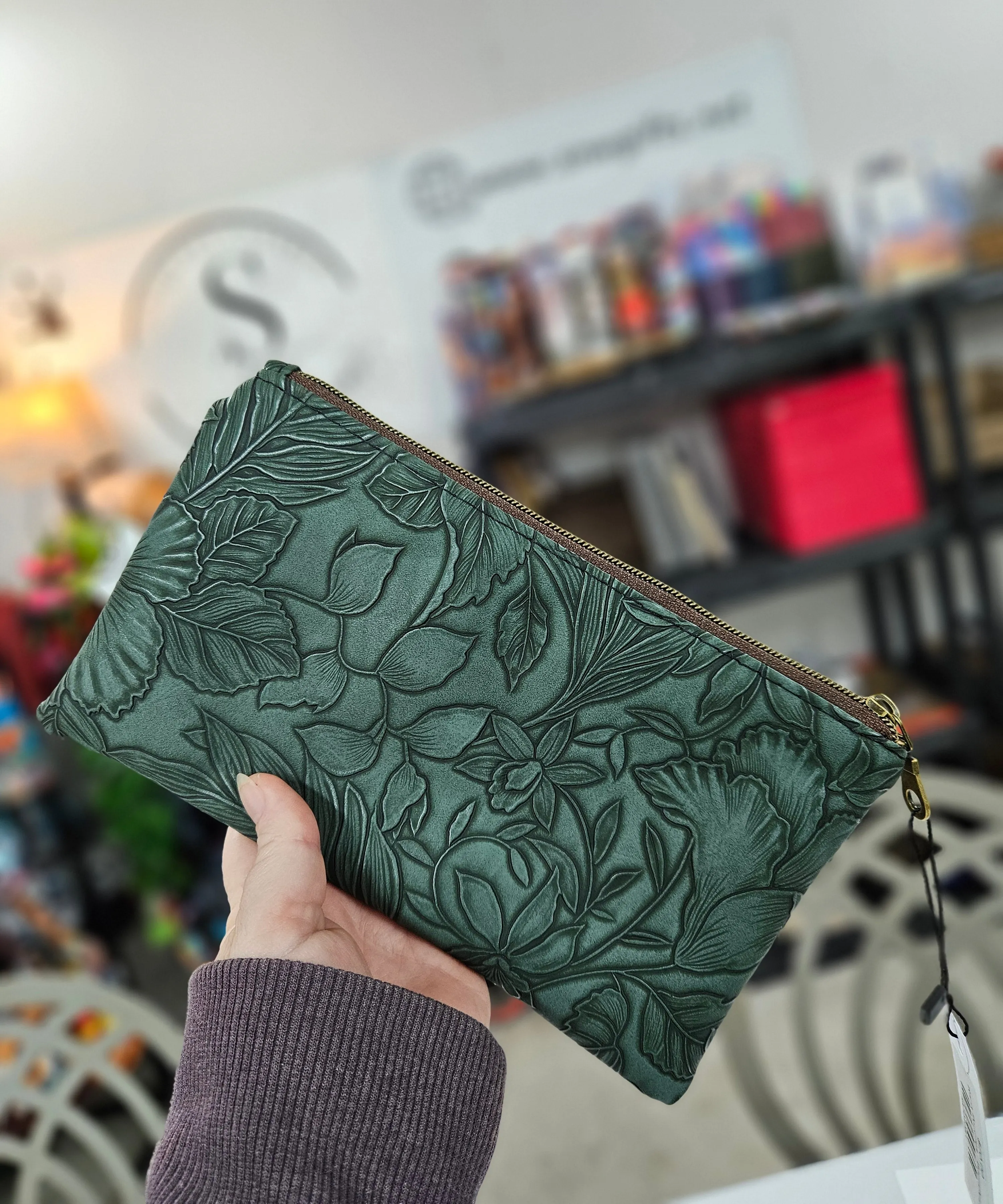 Boundless Hibiscus Rana Pouch